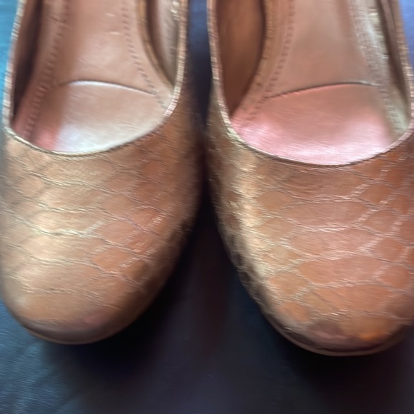 BCBGeneration Size 9/B 39  Gold snake print pumps - Picture 5 of 8